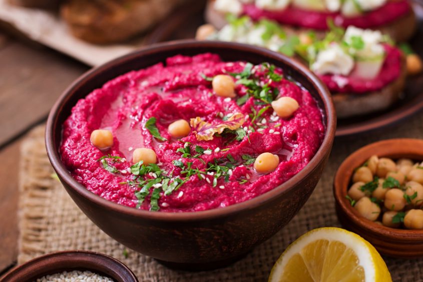 Hummus di barbabietole e ceci: colore e gusto in un unico piatto!